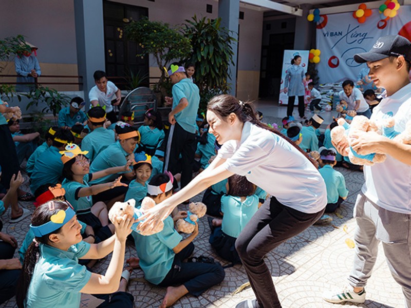 Minh họa người dùng đọc và chấp nhận các điều khoản dịch vụ của MCW